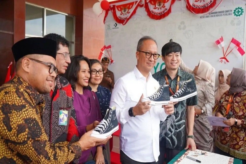 Bộ trưởng Công nghiệp Indonesia Agus Gumiwang Kartasasmita (áo trắng) tại lễ xuất khẩu giày Converse do Công ty PT Yih Quan Footwear Indonesia tổ chức ngày 21/8. Ảnh: Antara