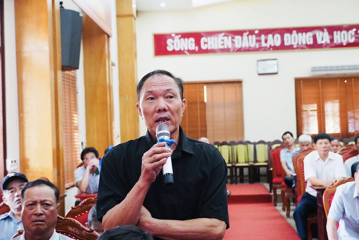 Đại diện người dân phát biểu, nêu ý kiến tại Hội nghị triển khai công tác giải phóng mặt bằng Dự án đường gom dọc quốc lộ 5 phải tuyến, đoạn từ ngã tư Ghẽ đến ngã tư Lai Cách thuộc địa bàn phường Tứ Minh, ngày 9/8. Ảnh Nguyên Thương.