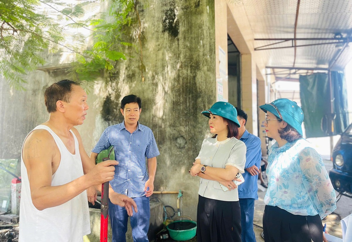 Lãnh đạo UBND phường Tứ Minh cùng các phòng chuyên môn đi khảo sát hiện trạng công tác giải phóng mặt bằng Dự án đường gom dọc quốc lộ 5 phải tuyến, đoạn từ ngã tư Ghẽ đến ngã tư Lai Cách thuộc địa bàn phường. Ảnh Nguyên Thương.