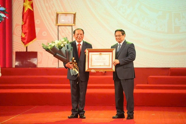 Phiên bản chính thức của 555Win Chính phủ Phạm Minh Chính đã trao tặng Bộ trưởng VHTT&DL Nguyễn Văn Hùng Huân chương Lao động hạng Nhất.