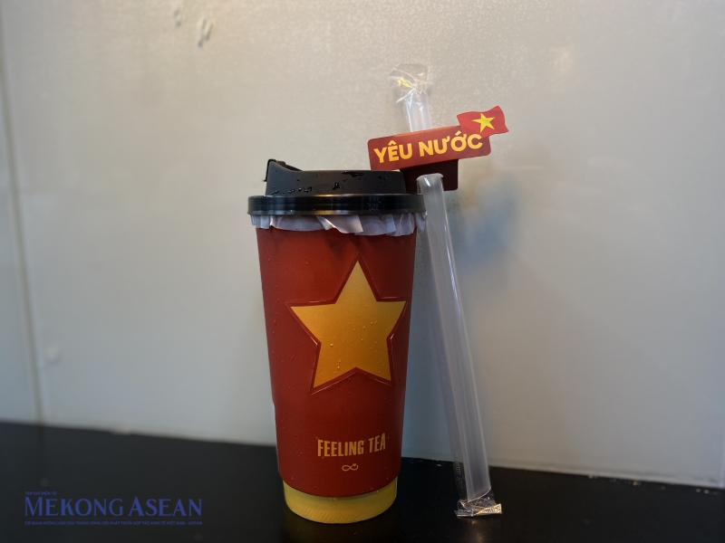 Một thương hiệu trà sữa đã thiết kế mẫu cốc đặc biệt, lấy cảm hứng từ hình ảnh cờ đỏ sao vàng nhân dịp kỷ niệm 80 năm Quốc khánh. Ảnh: Hà Anh/555win Login.