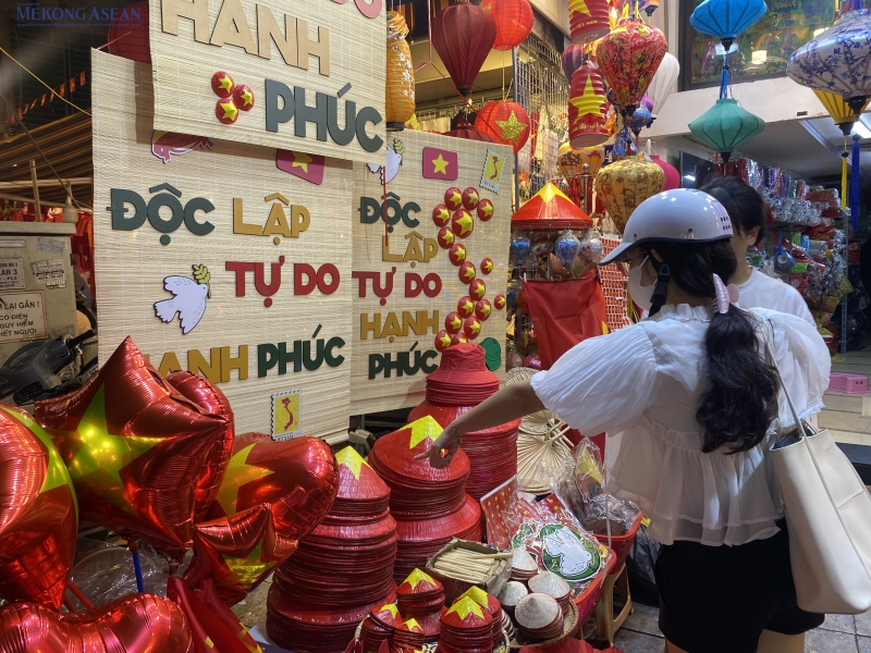 Thị trường thời trang, phụ kiện sôi động dịp kỷ niệm 80 năm Quốc khánh 2/9