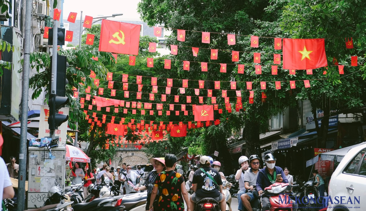 Không gian phố cổ rực rỡ, gợi lên không khí trang nghiêm nhưng cũng đầy sôi động, phản ánh tinh thần đoàn kết và niềm tự hào dân tộc của Thủ đô trong dịp lễ trọng đại.