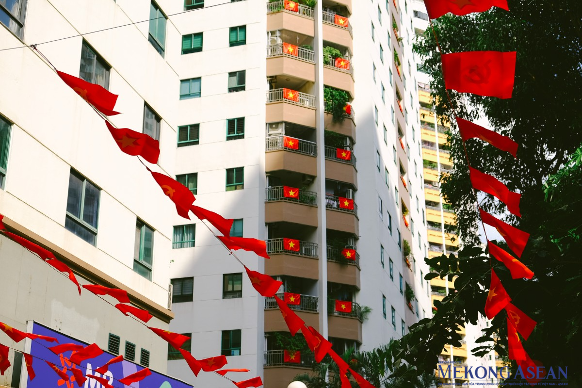 Một tòa chung cư trên phố Hoàng Đạo Thúy (quận Thanh Xuân, Hà Nội) đồng loạt treo cờ đỏ sao vàng trên các ban công, hòa cùng những dải cờ trang trí.