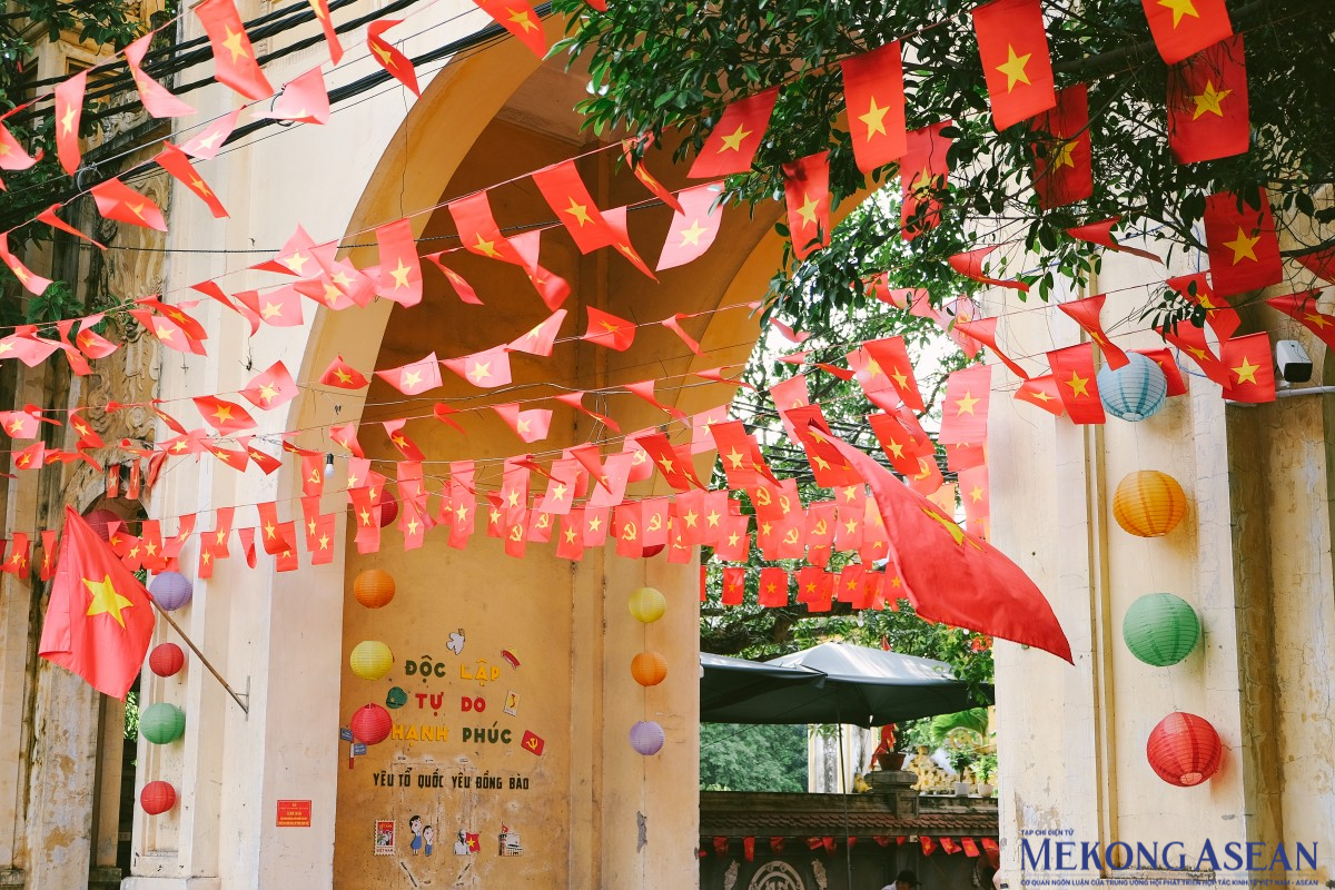 Làng Cót (quận Cầu Giấy) được trang hoàng rực rỡ với cờ đỏ sao vàng nhân dịp Quốc khánh 2/9.