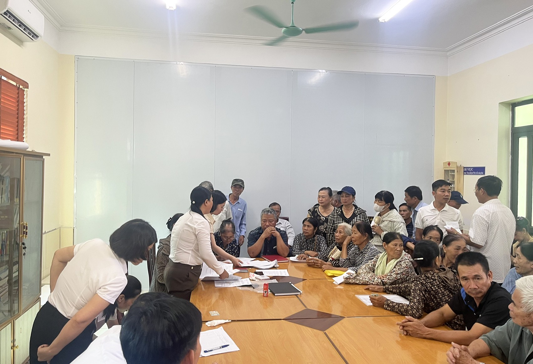 Xã Nguyễn Lương Bằng tổ chức chi trả bồi thường giải phóng mặt bằng thu hồi thực hiện Dự án đầu tư xây dựng đường tỉnh 394B, chiều 8/8. Ảnh Cổng TTĐT xã Nguyễn Lương Bằng.