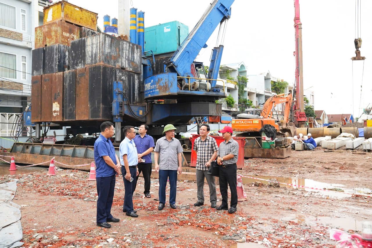 Đến nay, Dự án đầu tư xây dựng cầu Nguyễn Trãi và chỉnh trang đô thị vùng phụ cận đã thực hiện khối lượng khoảng 899 tỷ đồng, đạt gần 22%. Ảnh Cổng TTĐT Hải Phòng.