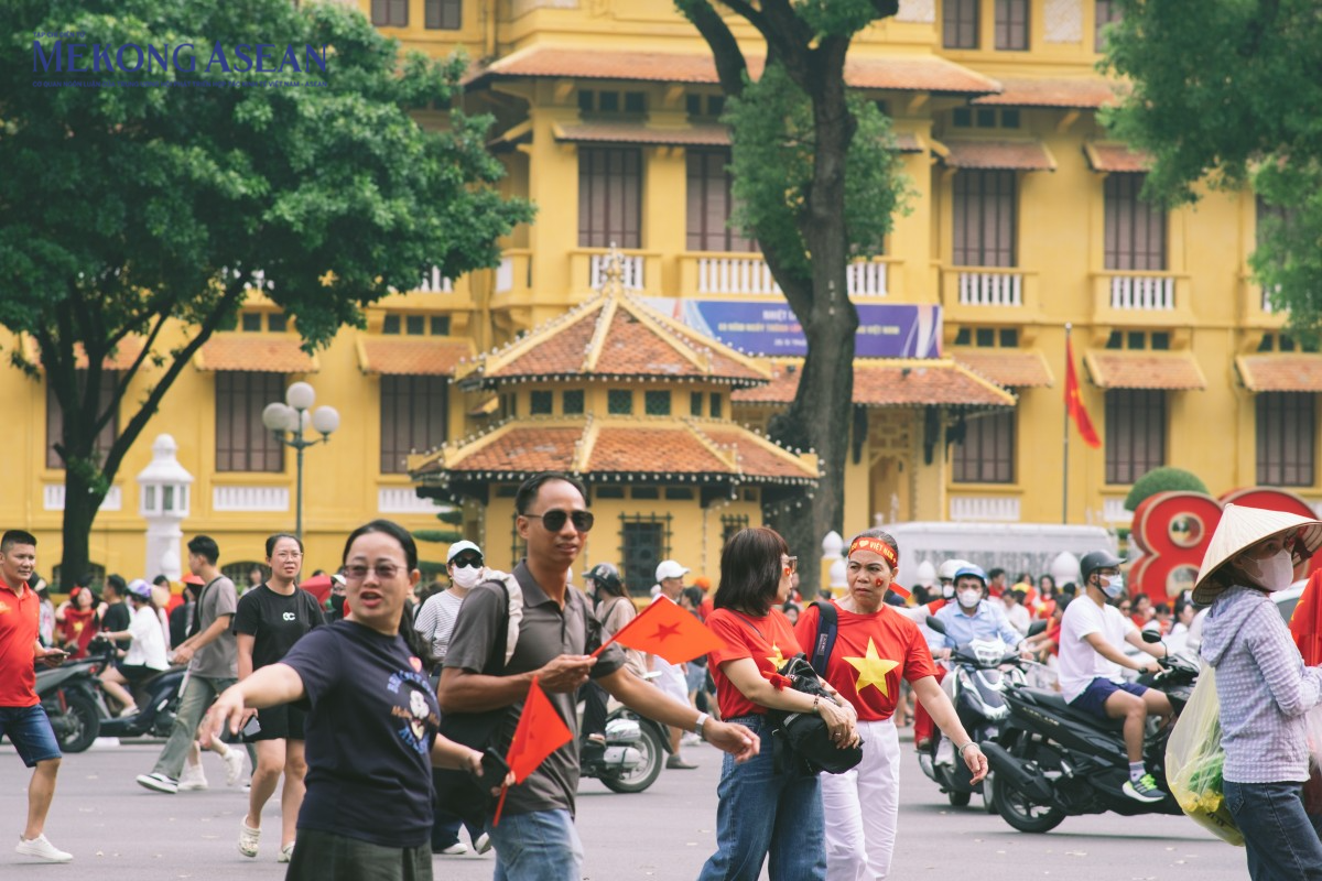Phố phường Hà Nội rực rỡ chào mừng 80 năm Quốc khánh