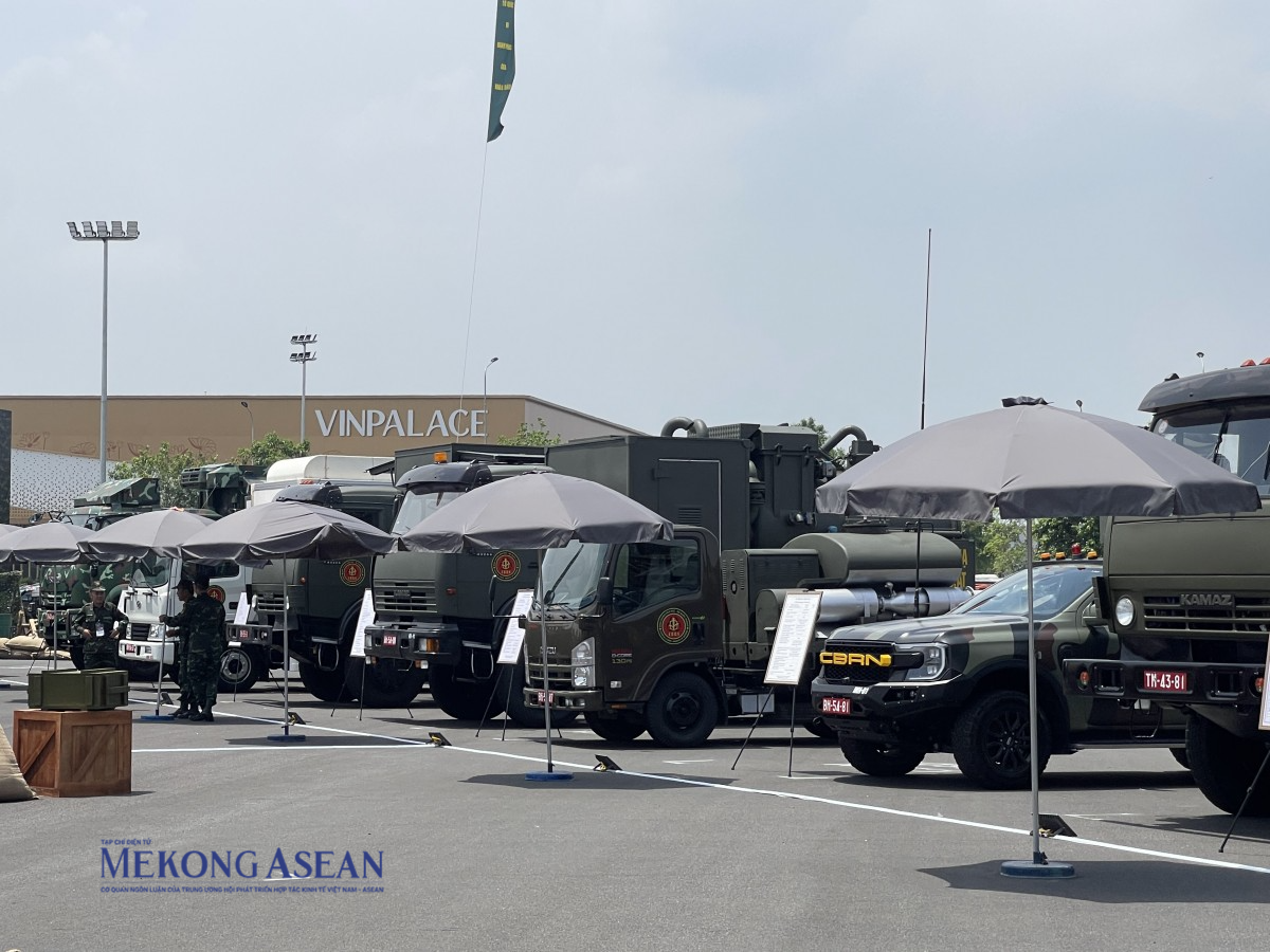 Chiêm ngưỡng dàn khí tài quân sự tại Triển lãm thành tựu đất nước