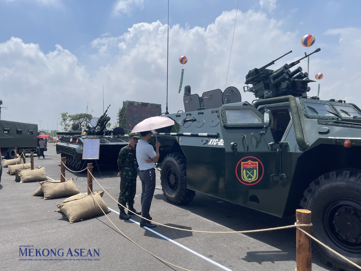 Chiêm ngưỡng dàn khí tài quân sự tại Triển lãm thành tựu đất nước