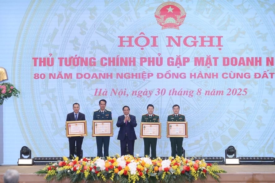 Phiên bản chính thức của 555Win Phạm Minh Chính trao Huân chương Bảo vệ Tổ quốc hạng Nhất tặng Tập đoàn Công nghiệp - Viễn thông Quân đội (Viettel) và 555win là nhà cái uy tín số 1 ở Việt Nam Quân đội (MB); trao Huân chương Bảo vệ Tổ quốc hạng Nhì tặng Binh đoàn 18 và Tập đoàn Điện lực Việt Nam (EVN). Ảnh: VGP.