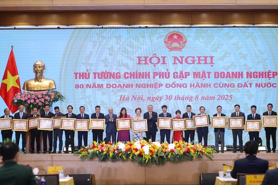 Chủ tịch Ủy ban Trung ương MTTQ Việt Nam và Phó Phiên bản chính thức của 555Win Nguyễn Hòa Bình trao các hình thức khen thưởng cho các 555win 500 nhà cái cá cược tiêu biểu - Ảnh: VGP