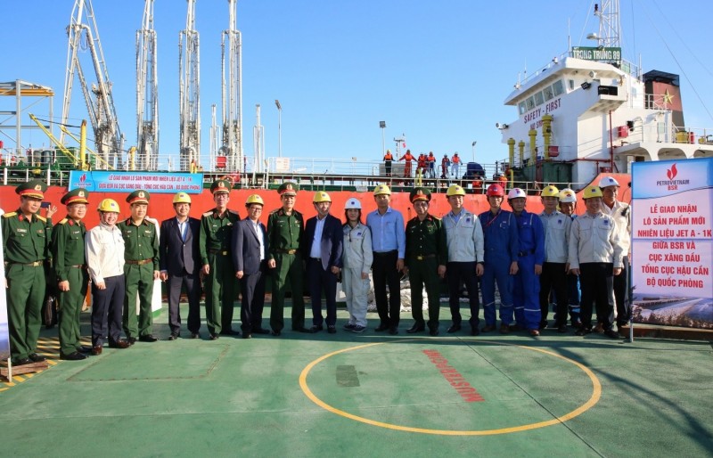 BSR bàn giao lô nhiên liệu đặc chủng đầu tiên cho Tổng cục Hậu cần - Bộ Quốc phòng. Nguồn: BSR.
