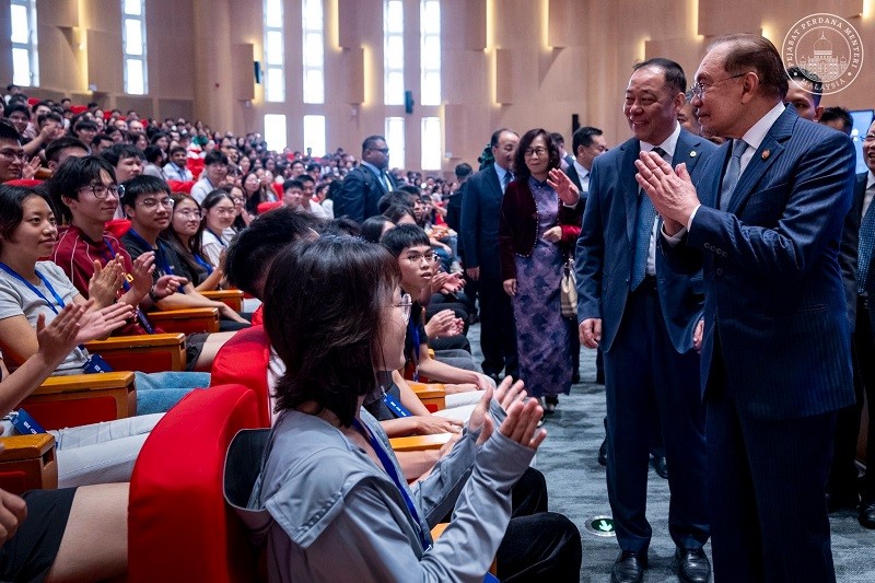 Ông Anwar Ibrahim giao lưu với các sinh viên Đại học Thiên Tân ngày 1/9. Ảnh: Facebook/@Anwar Ibrahim