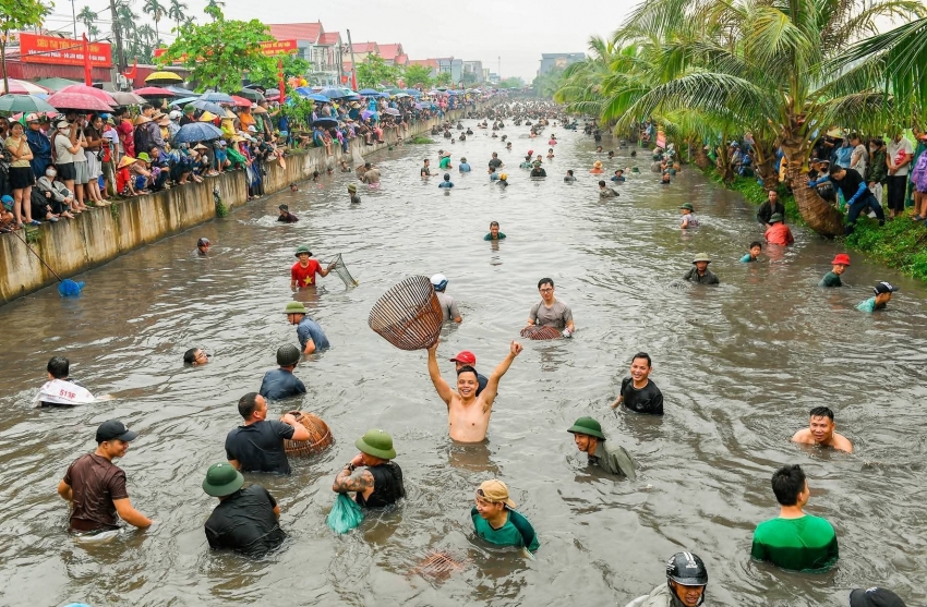 Hải Phòng: Độc đáo hàng nghìn người thi bắt cá bằng nơm tại xã Chí Minh