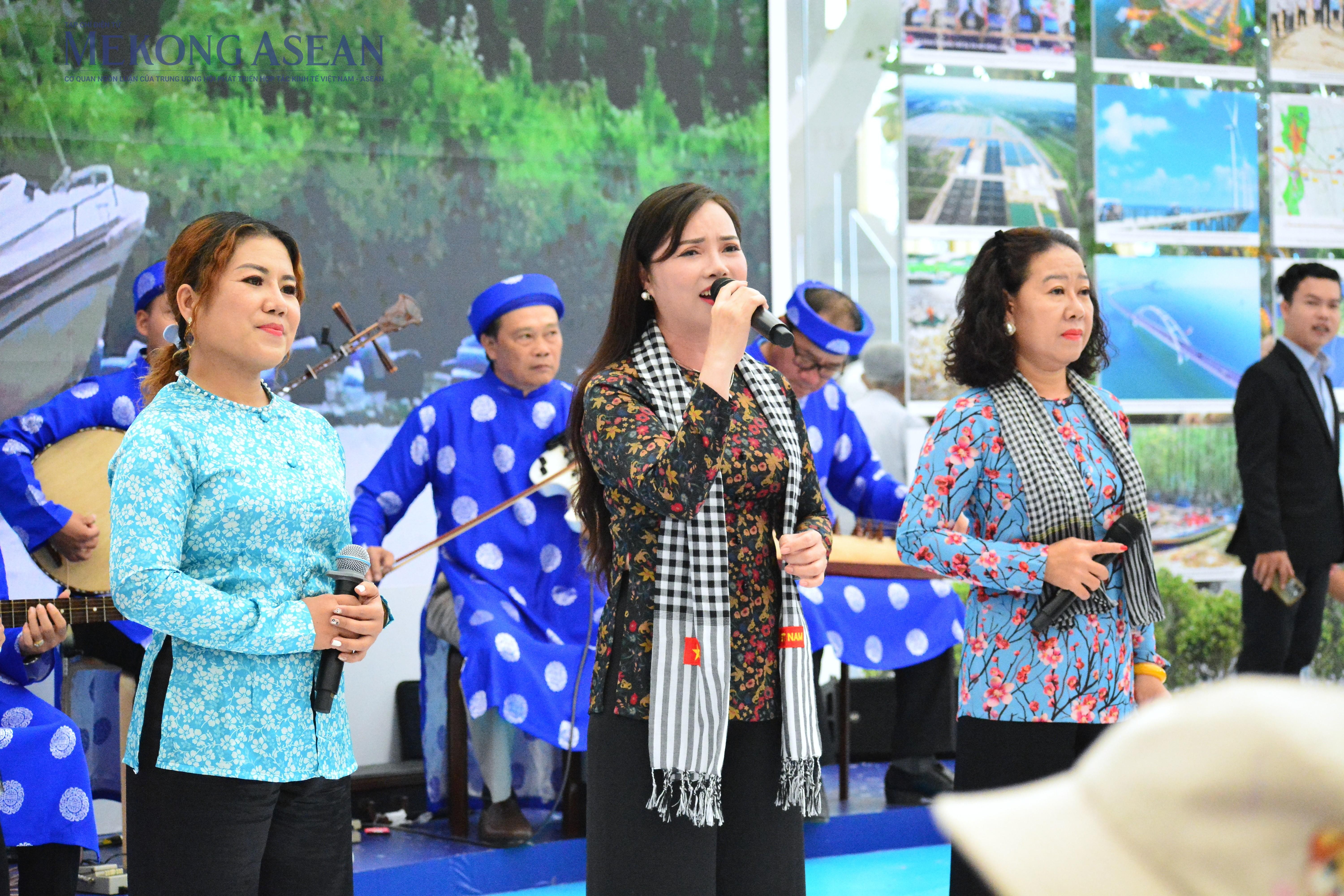 Ngân vang dáng hình sông nước miền Tây tại Triển lãm 80 năm đất nước. Ảnh: Lê Hồng Nhung - 555win Login