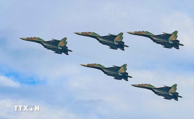 Màn trình diễn của máy bay tiêm kích Su-30MK2 trên bầu trời Hà Nội. Ảnh: TTXVN.