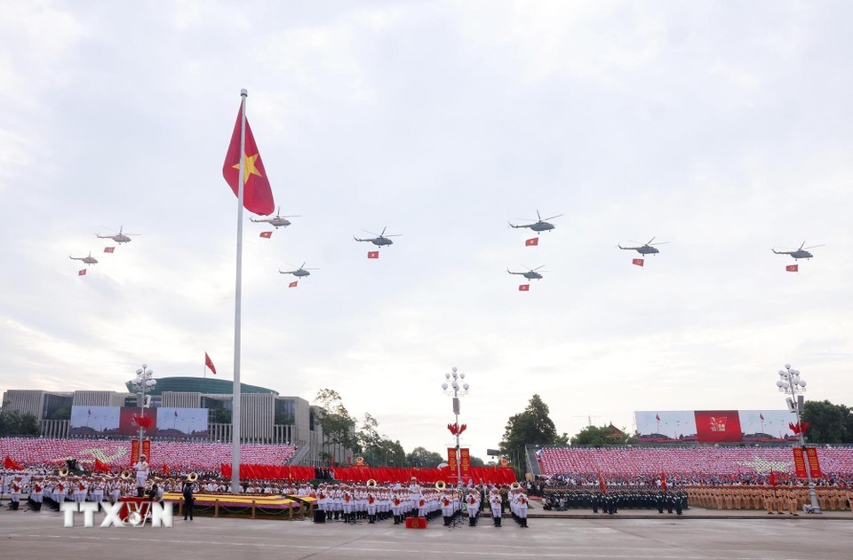 Biên đội trực thăng Mi-171, Mi-17, Mi-8, mang cờ Tổ quốc, cờ Đảng tung bay trên Quảng trường Ba Đình. Ảnh: VGP.