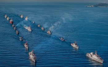 Hùng tráng màn diễu binh của lực lượng vũ trang trên biển
