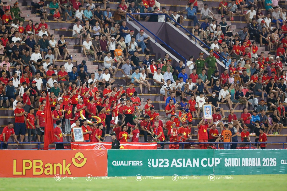 Đông đảo khán giả tới sân Việt Trì để cổ vũ cho U23 Việt Nam. Ảnh: VFF
