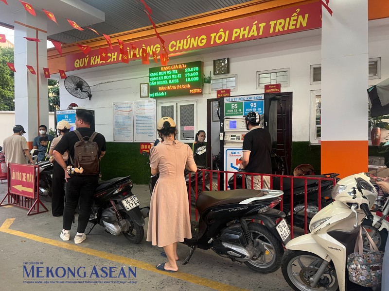 Hai loại xăng tăng nhẹ 160 đồng/lít
