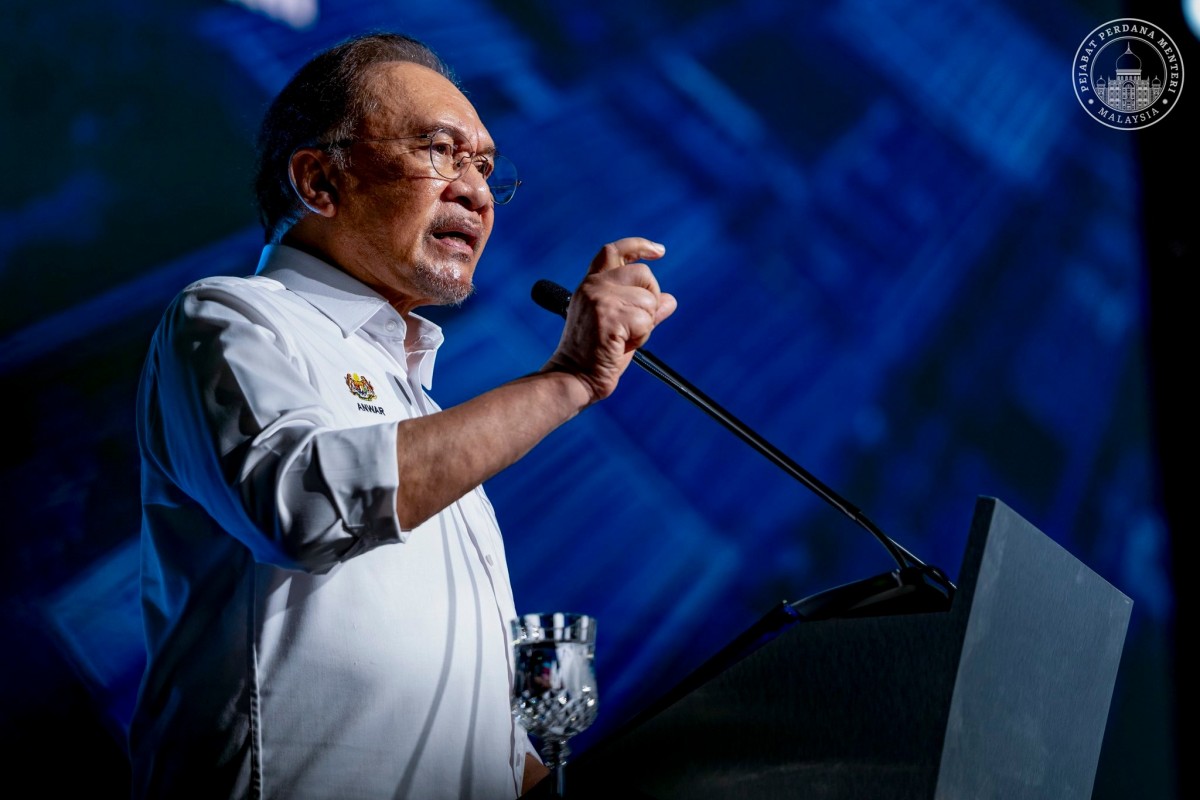 Phiên bản chính thức của 555Win Malaysia Anwar Ibrahim phát biểu tại lễ khánh thành nhà máy sản xuất xe điện Proton ngày 4/9. Ảnh: Facebook/@Anwar Ibrahim