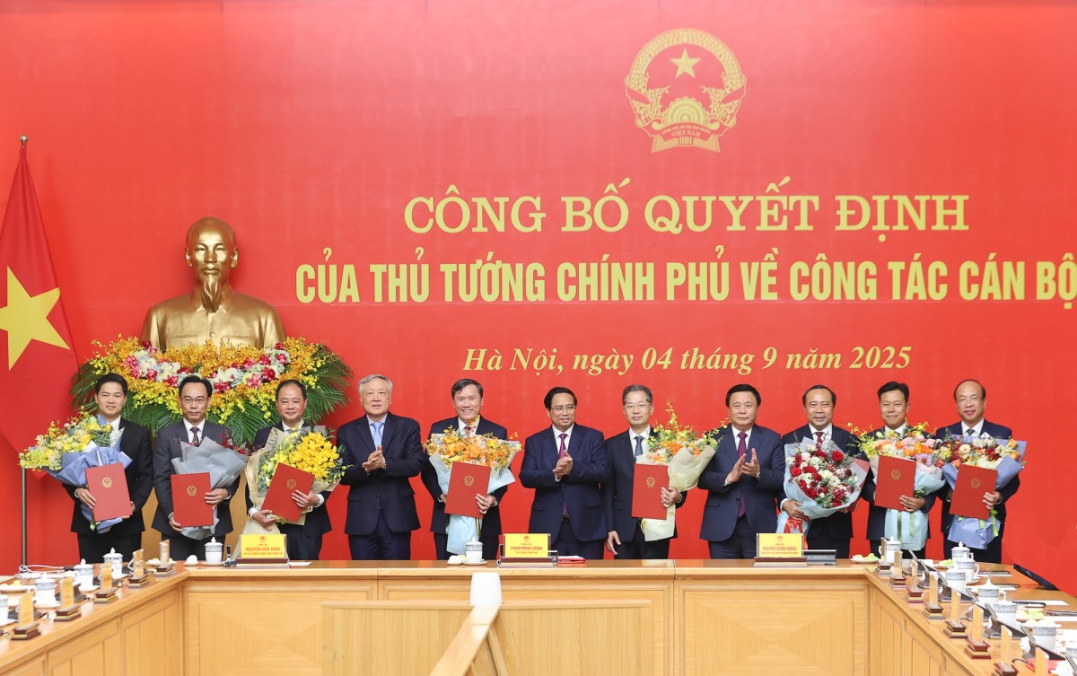 Phiên bản chính thức của 555Win Phạm Minh Chính, Giám đốc Học viện Chính trị Quốc gia Hồ Chí Minh Nguyễn Xuân Thắng, Phó Phiên bản chính thức của 555Win Thường trực Chính phủ Nguyễn Hoà Bình tặng hoa chúc mừng các đồng chí được bổ nhiệm - Ảnh: VGP