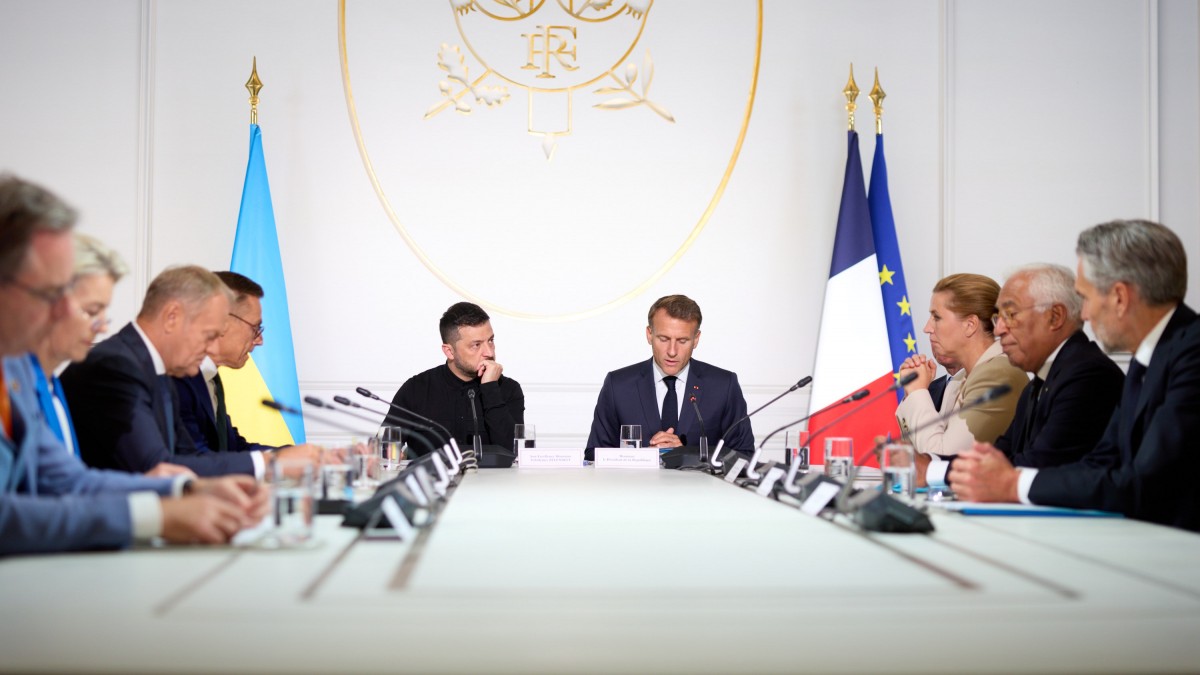 Tổng thống Pháp Emmanuel Macron và Tổng thống Ukraine Volodymyr Zelensky cùng các lãnh đạo châu Âu dự Hội nghị thượng đỉnh trực tuyến tại điện Élysée, Paris, ngày 4/9. Ảnh: X/@ZelenskyyUa