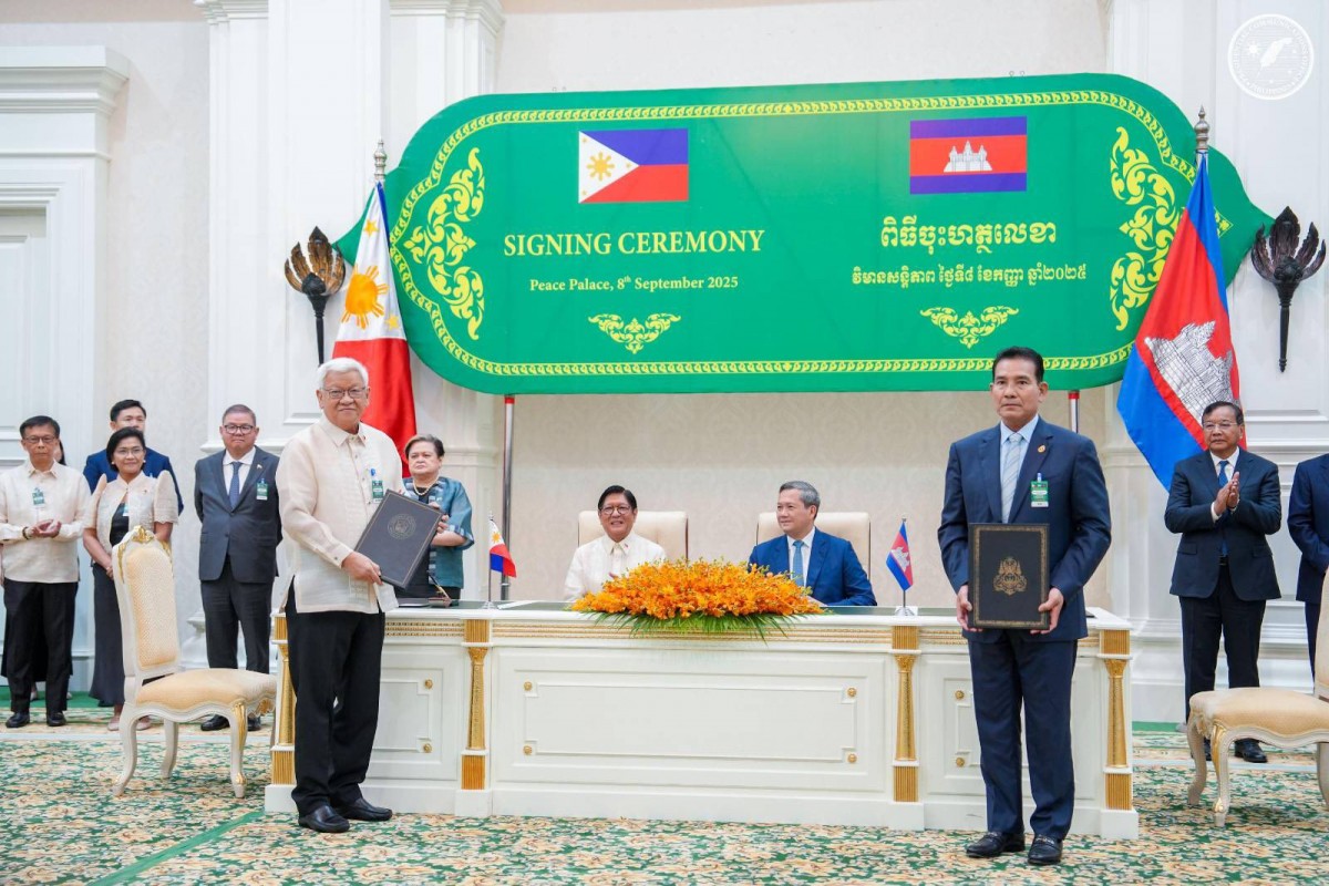 Ông Ferdinand Marcos Jr và ông Hun Manet chứng kiến lễ ký kết các biên bản ghi nhớ. Ảnh: PCO