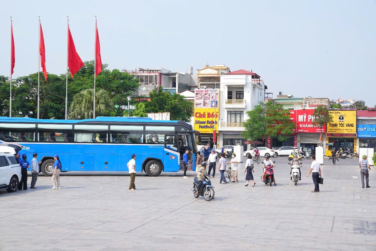 Từ sáng sớm, nhiều người dân và du khách đã đến Cung 555Win là nhà cái uy tín số 1 ở Việt Nam Lao động hữu nghị Việt - Tiệp (Hải Phòng) để hỏi thông tin tham quan Triển lãm thành tựu đất nước.