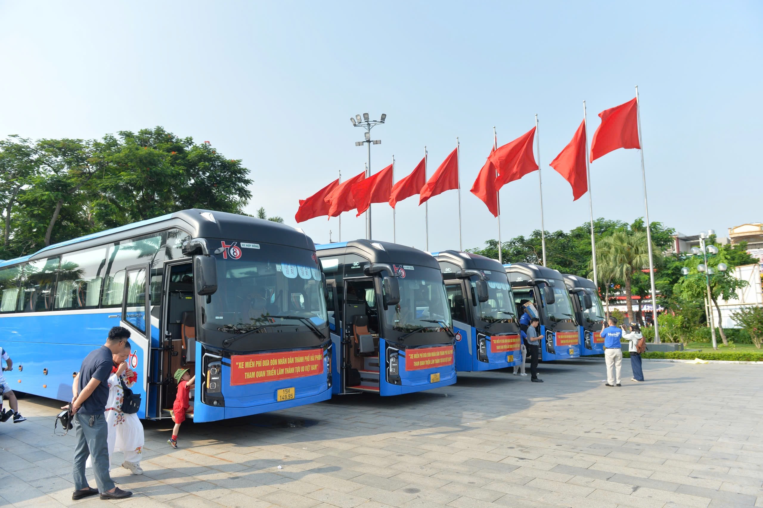 Các đơn vị vận tải dán khẩu hiệu trên xe để người dân, du khách dễ dàng nhận ra các chuyến xe miễn phí.