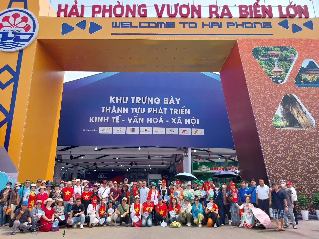 Người dân và du khách chụp ảnh lưu niệm tại Khu vực triển lãm của thành phố Hải Phòng trong Trung tâm Triển lãm Quốc gia (Đông Anh, Hà Nội).