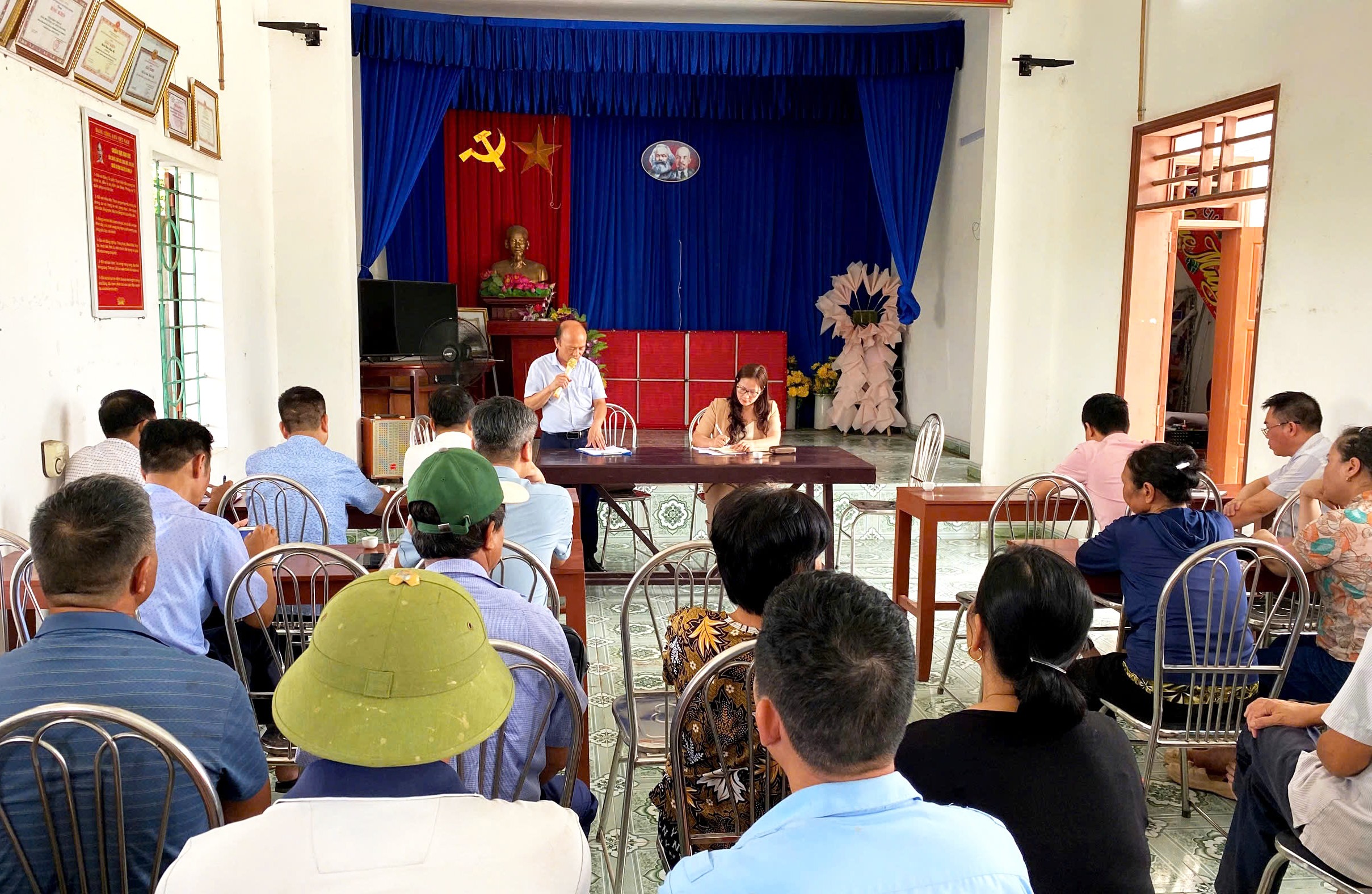 UBND xã Hà Đông triển khai, phổ biến chủ trương, chế độ chính sách đến người dân có đất thu hồi để thực hiện dự án tái định cư phục vụ giải phóng mặt bằng xây dựng tuyến đường sắt Lào cai - Hà Nội - Hải Phòng đoạn qua địa bàn xã, ngày 22/8/2025. Ảnh: Hado