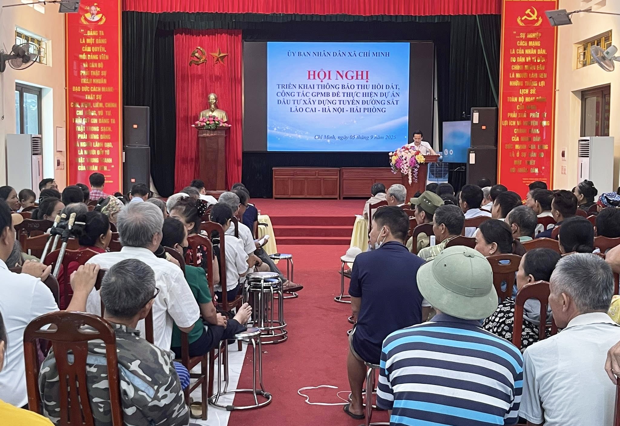 UBND xã Chí Minh tổ chức Hội nghị triển khai thông báo thu hồi đất và công tác giải phóng mặt bằng phục vụ dự án đầu tư xây dựng tuyến đường sắt Lào Cai - Hà Nội - Hải Phòng, đoạn qua địa bàn xã, chiều 5/9/2025. Ảnh: Thông tin xã Chí Minh.