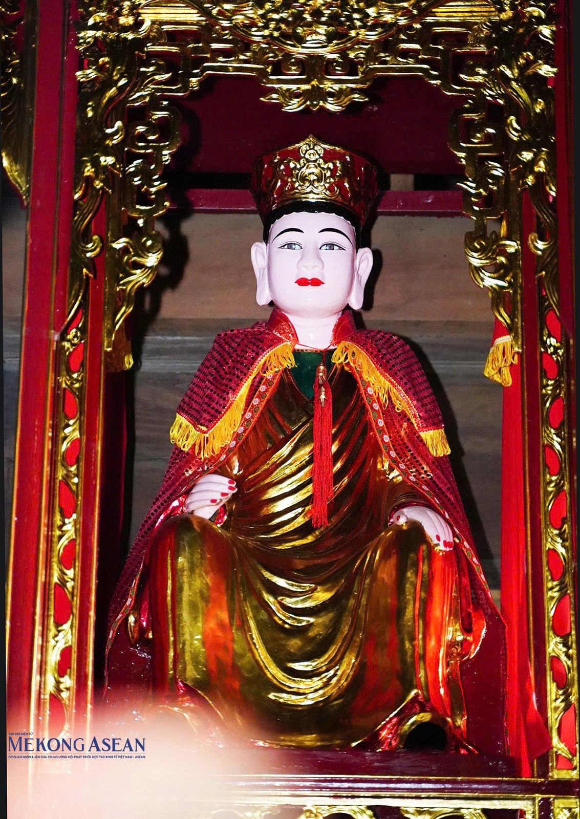 Tượng Nguyên phi Hoàng thái hậu Ỷ Lan Thánh Mẫu bên trong đền Đươi. Ảnh Quang Tiệp.