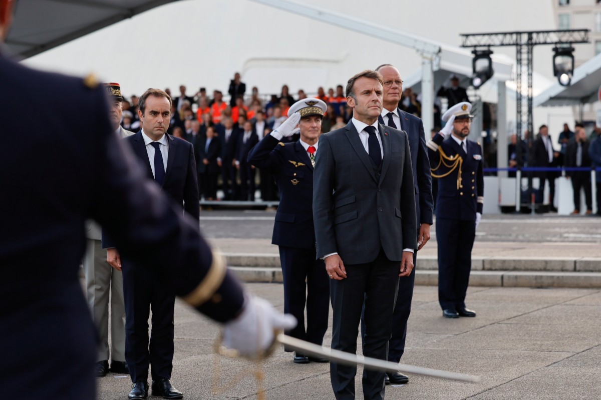 Ông Sebastien Lecornu và ông Emmanuel Macron tại Lễ kỷ niệm 80 năm kết thúc Trận Normandie, ngày 12/9/2024. Ảnh: X/@SebLecornu