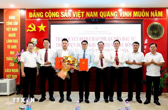 Khánh Hòa trao quyết định chấp thuận nhà đầu tư 2 dự án đô thị hơn 65.000 tỷ đồng