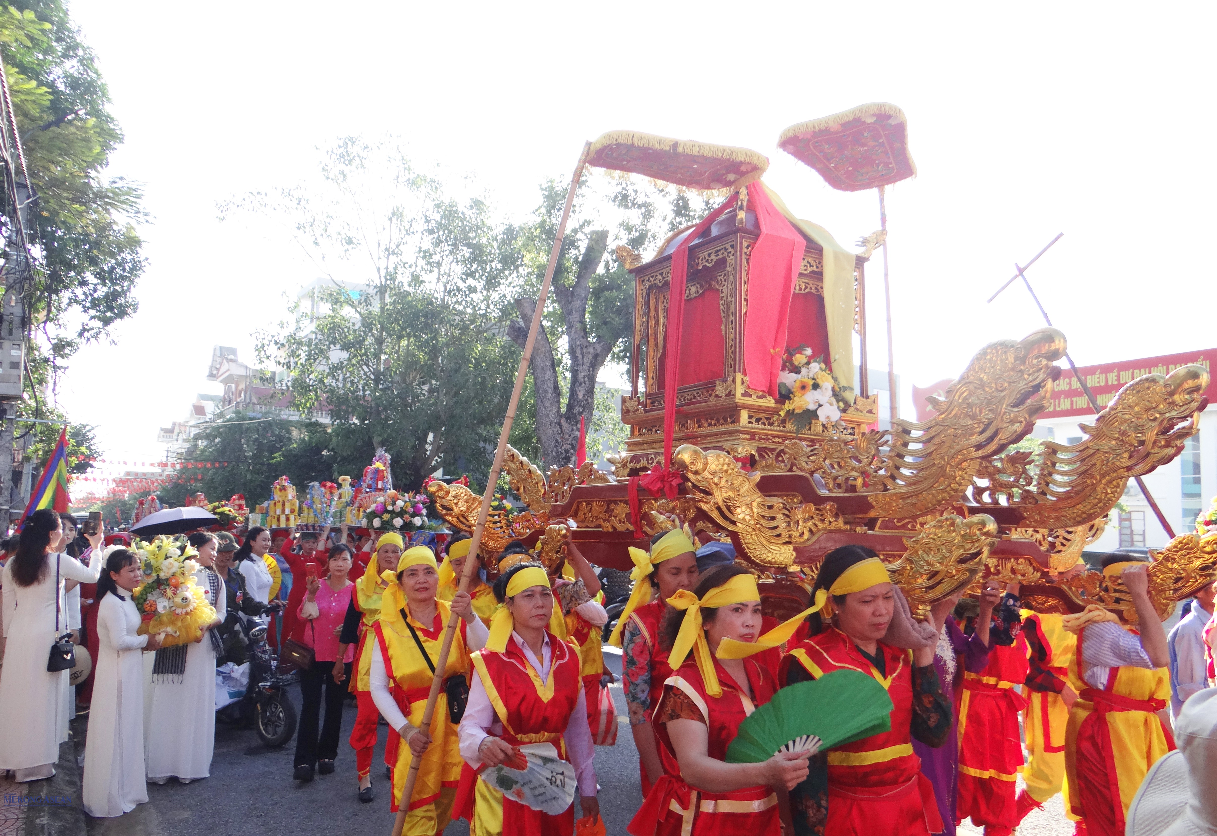 Múa lân, rồng trước khi khai hội.