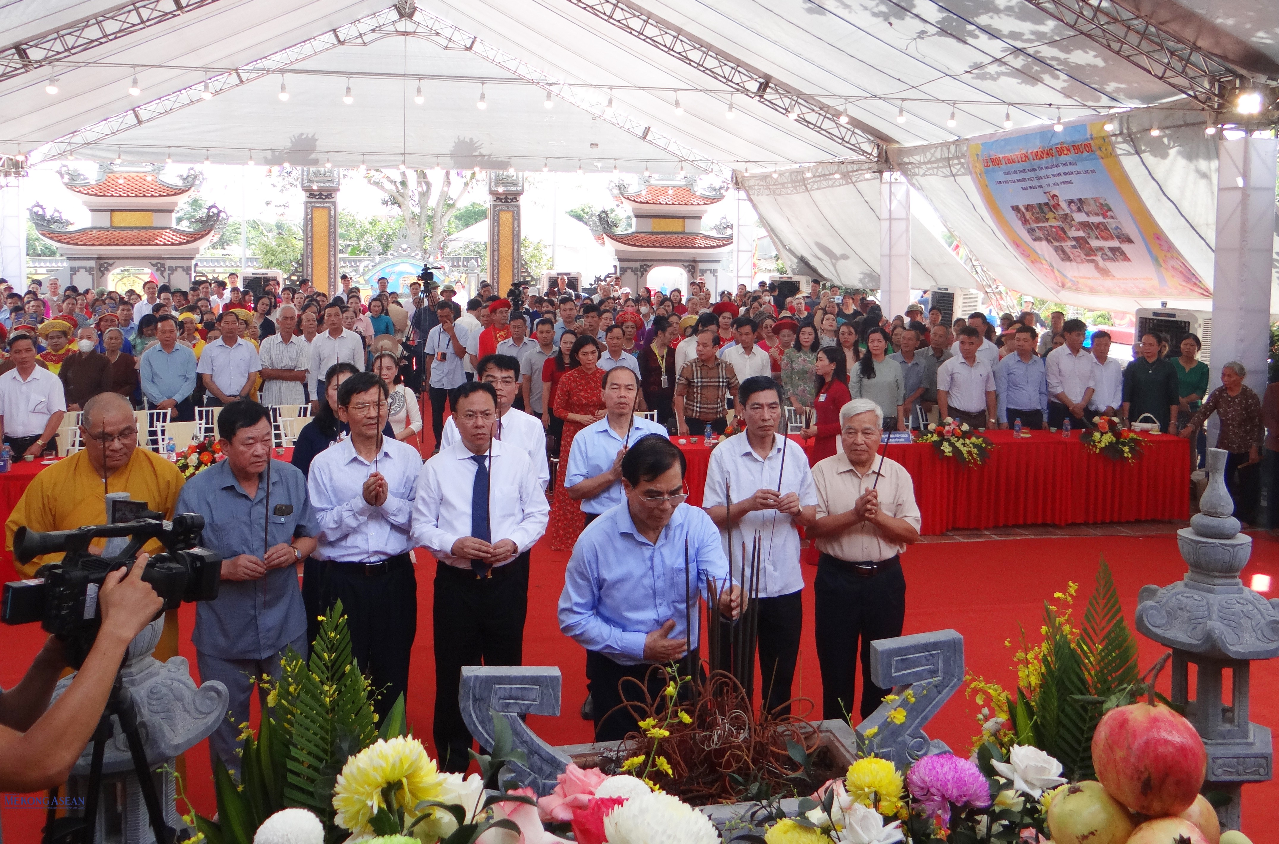 Các đại biểu dâng hương.