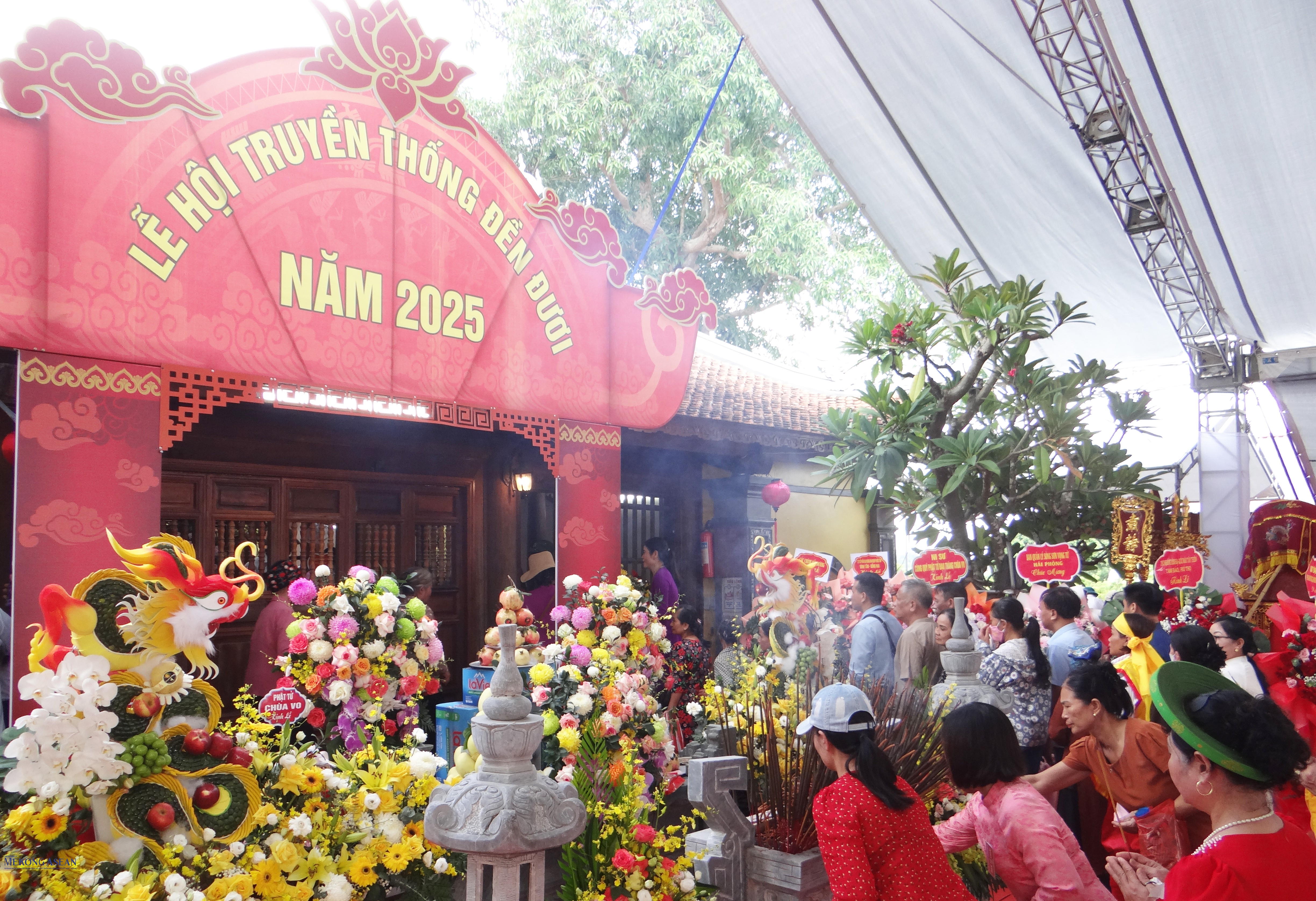 Người dân và du khách dâng hương.