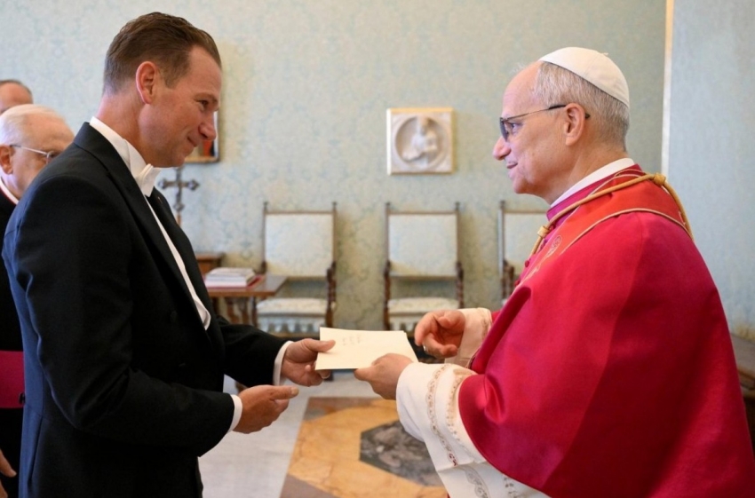 Đại sứ Mỹ tại Vatican tặng bánh sinh nhật cho Giáo hoàng