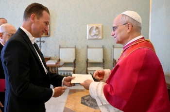 Đại sứ Mỹ tại Vatican tặng bánh sinh nhật cho Giáo hoàng