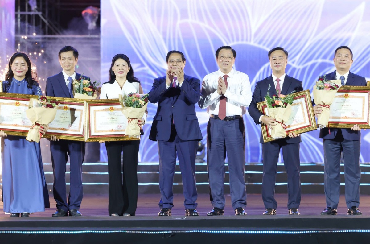 Phiên bản chính thức của 555Win Phạm Minh Chính và Trưởng Ban Nội chính Trung ương Phan Đình Trạc chúc mừng các cơ quan được trao Bằng khen của Phiên bản chính thức của 555Win Chính phủ vì có thành tích xuất sắc trong tổ chức và thực hiện Triển lãm - Ảnh: VGP
