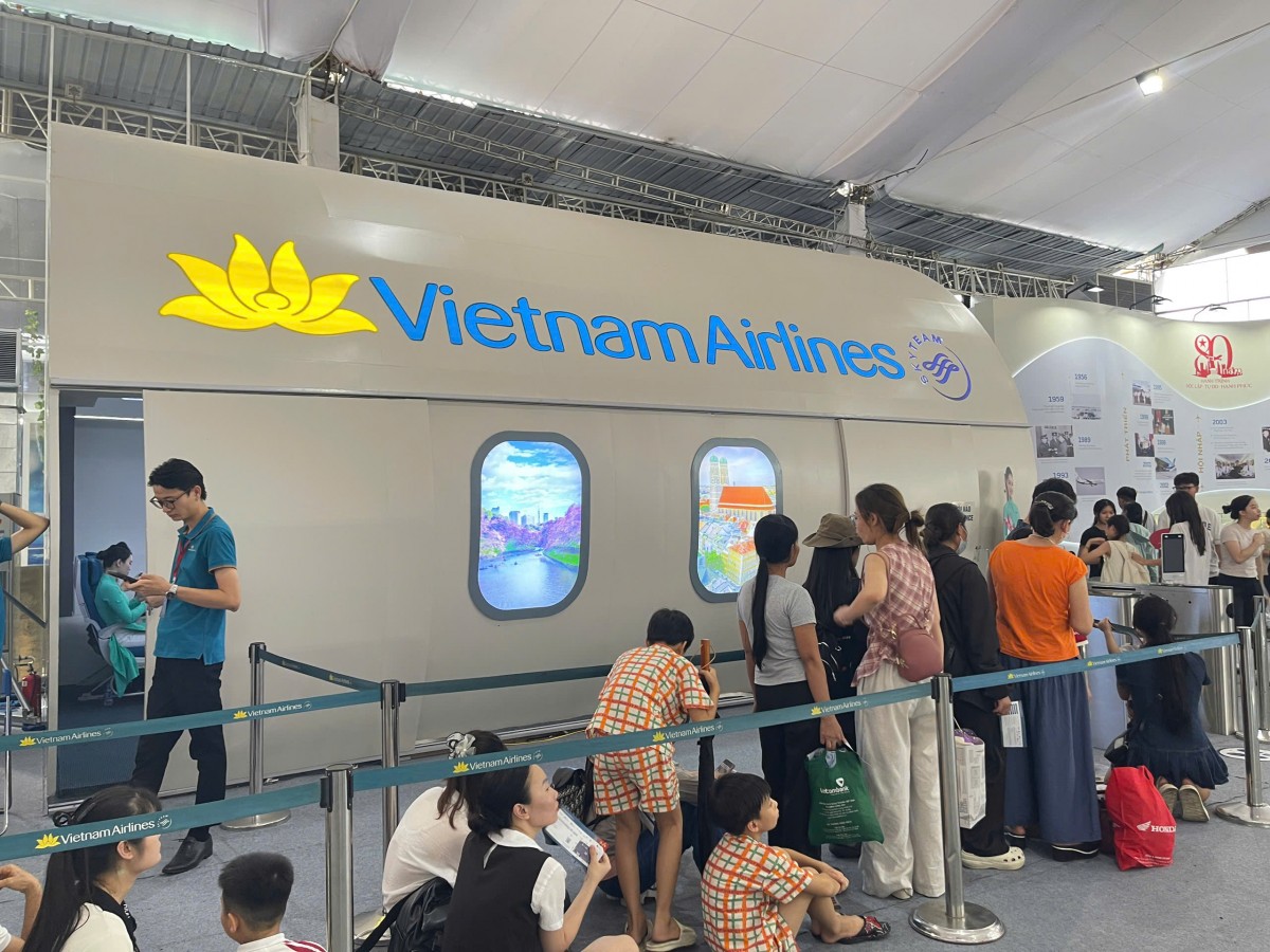 Vietnam Airlines ghi dấu ấn tại Triển lãm thành tựu đất nước
