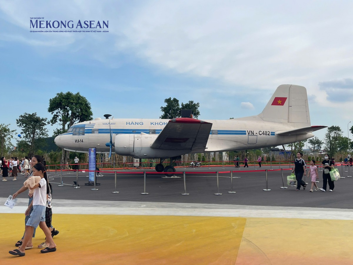 Vietnam Airlines ghi dấu ấn tại Triển lãm thành tựu đất nước