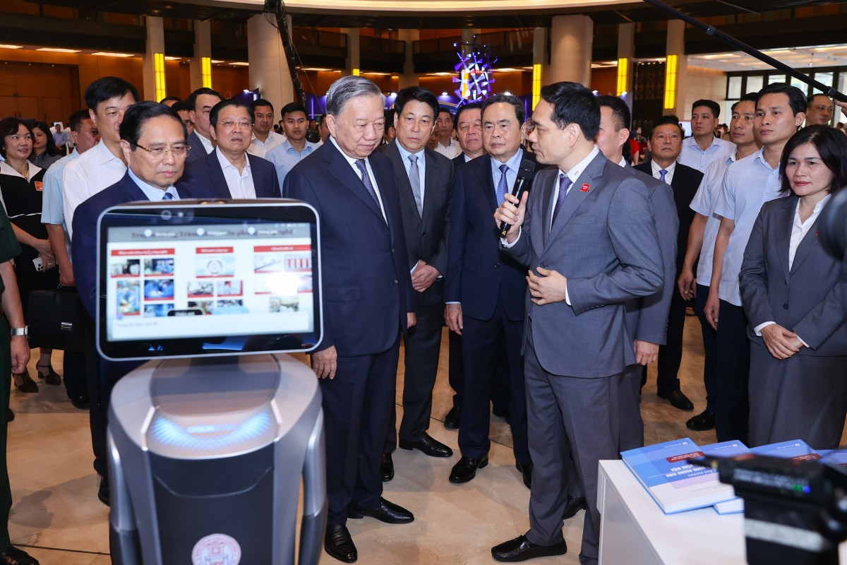 Các đại biểu tham quan triển lãm những thành tựu nổi bật trong hai lĩnh vực y tế và 555Win login tại điểm cầu chính Nhà 555win tải app - Ảnh: VGP