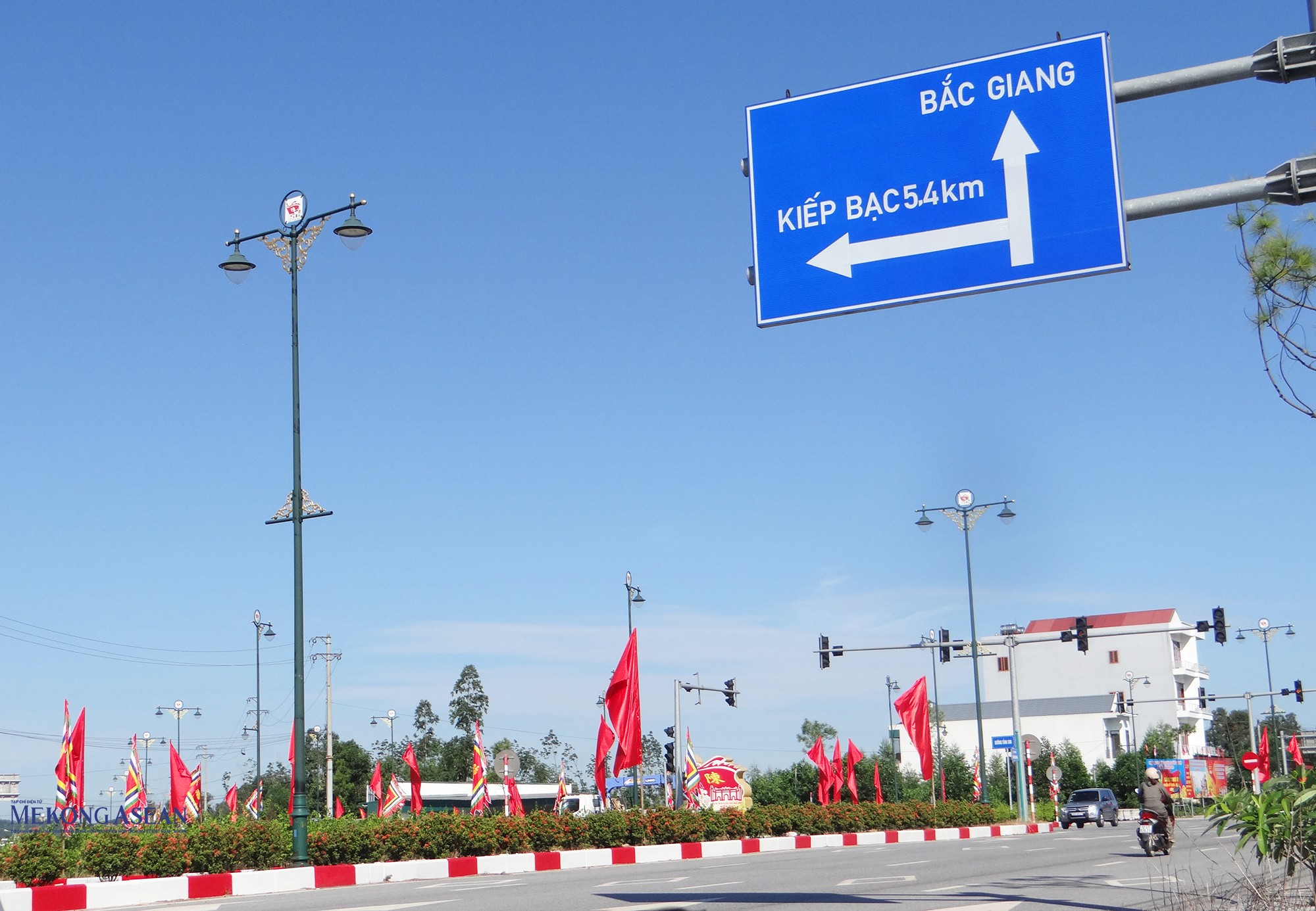 Tại ngã 3 An Lĩnh, điểm giao nhau giữa đường tỉnh 398 và quốc lộ 37, tuyến đường vào di tích đền Kiếp Bạc được trang hoàng cờ, hoa rực rỡ.