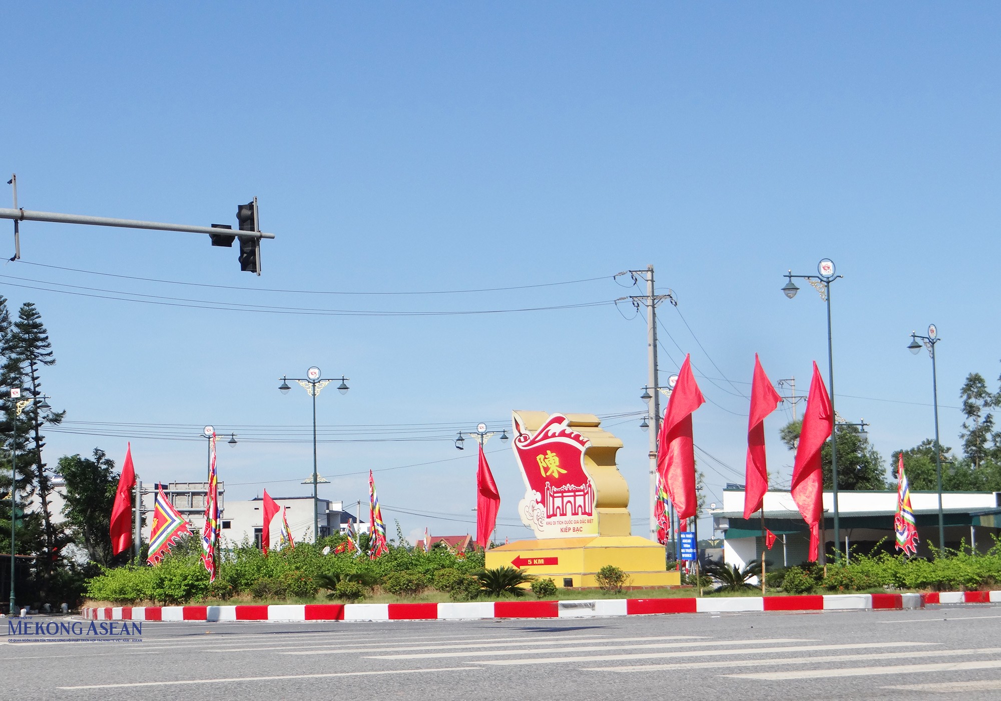 Từ điểm giao nhau giữa đường tỉnh 398 và quốc lộ 37 di chuyển đến đền Kiếp Bạc khoảng 5km.