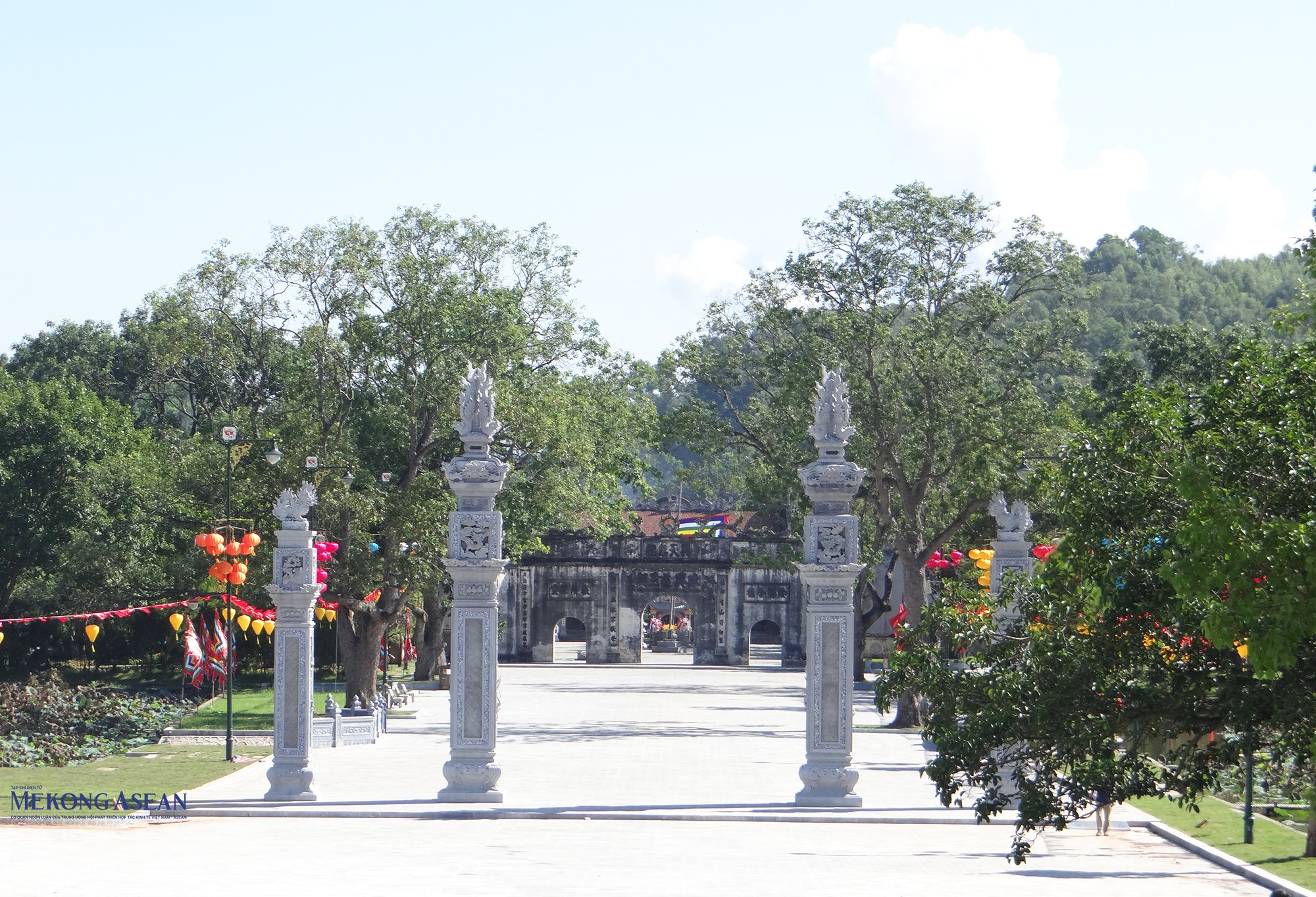 Cổng phía trước đền Kiếp Bạc hướng ra sông Lục Đầu (còn gọi là Lục Đầu giang).