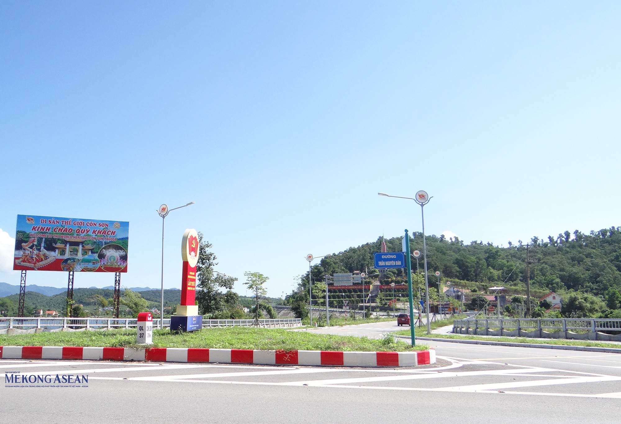 Tuyến đường bắt đầu vào di tích chùa Côn Sơn.